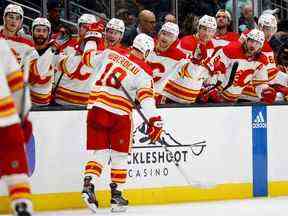 L'attaquant des Flames de Calgary Jonathan Huberdeau célèbre son but en troisième période contre le Kraken de Seattle.