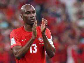 Le Canadien Atiba Hutchinson applaudit les fans après une défaite 2-1 contre le Maroc au stade Al Thumama de Doha, au Qatar, le 1er décembre 2022.