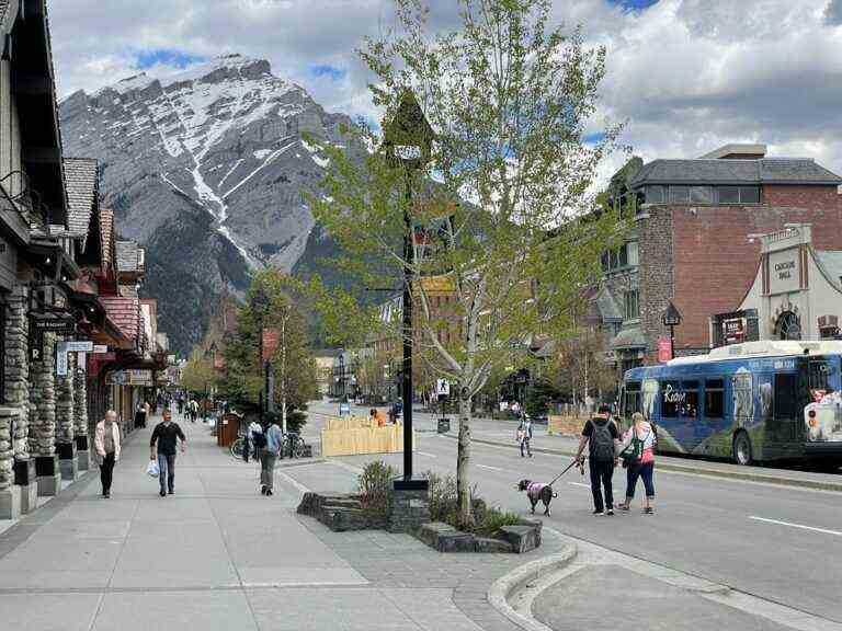 Banff interdit de fumer, de vapoter sur les sentiers, les trottoirs et les événements extérieurs