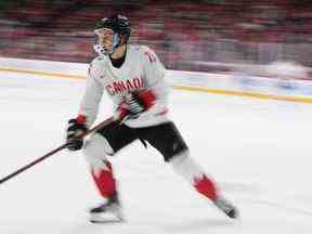 Connor Bedard du Canada patine après la rondelle lors de l'action du Championnat mondial de hockey junior de l'IIHF contre l'Autriche à Halifax, le jeudi 29 décembre 2022.