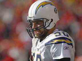 David Binn des Chargers de San Diego regarde pendant le match de la NFL contre les Cheifs de Kansas City au Arrowhead Stadium le 2 décembre 2007 à Kansas City, Missouri.