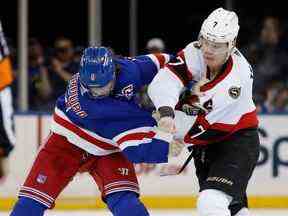 Brady Tkachuk des Sénateurs et Jacob Trouba des Rangers se battent en deuxième période.  Tkachuk a également obtenu une aide et deux buts pour Ottawa vendredi soir.