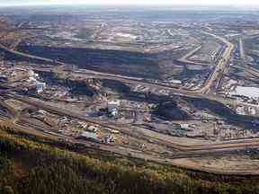 Une mine de sables bitumineux vue du ciel près de Fort McMurray, en Alberta, le 19 septembre 2011.