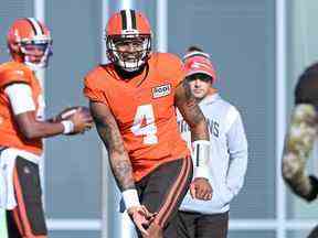 Deshaun Watson des Browns de Cleveland exécute un exercice lors d'un entraînement.