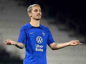 L'attaquant français Antoine Griezmann réagit lors d'une séance d'entraînement au stade Jassim-bin-Hamad de Doha le 2 décembre 2022.