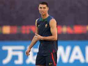 Cristiano Ronaldo du Portugal regarde pendant la session d'entraînement au Portugal sur le site d'entraînement d'Al Shahaniya SC le 09 décembre 2022 à Doha, au Qatar.