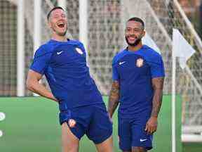 Les attaquants néerlandais Wout Weghorst (à gauche) et Memphis Depay participent à une séance d'entraînement.