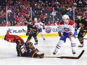 Jacob Markstrom des Flames de Calgary quitte son filet pour arrêter un tir de Sean Monahan des Canadiens de Montréal lors de la première période au Scotiabank Saddledome de Calgary le 1er décembre 2022.