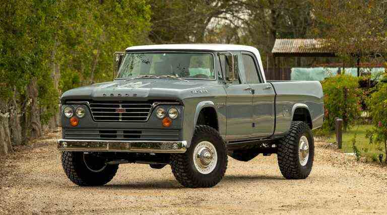 Cales Dodge D200 Restomod 1965 personnalisées dans un intérieur Laramie moderne