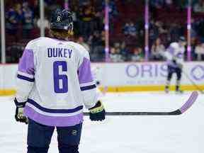 Brock Boeser a rendu hommage à son défunt père Duke en portant un chandail d'échauffement avec son nom dans le dos avant la victoire de 3-2 en prolongation contre les Coyotes de l'Arizona.