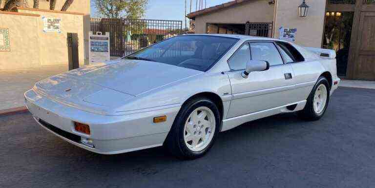 Ce Showroom-Fresh 1988 Lotus Esprit avec seulement 167 miles est à vendre