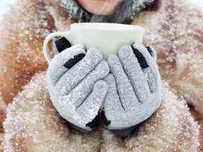 Femme tenant une tasse