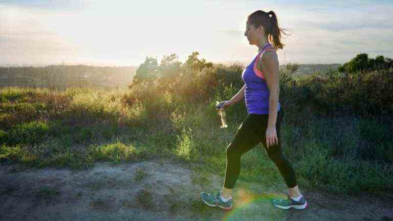 Cet entraînement de marche de 15 minutes stimule votre humeur et brûle des calories – voici comment