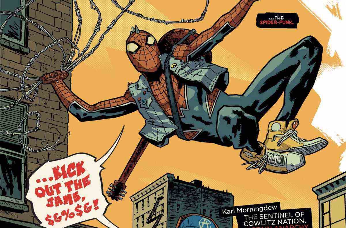 Spider-Punk se balance à travers la ville, son costume de Spider-Man accessoirisé avec des baskets jaunes, une veste en jean sans manches, des pointes mohawk et une guitare électrique sur le dos, dans Spider-Punk # 1 (2022). 