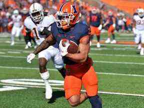 Illinois Fighting Illini porteur de ballon Chase Brown marque un touché au cours de la première mi-temps contre les Golden Gophers du Minnesota au Memorial Stadium.