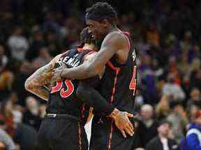 Gary Trent Jr. # 33 et Pascal Siakam # 43 des Raptors de Toronto célèbrent après avoir vaincu les Phoenix Suns 117-112 au Footprint Center le 11 mars 2022 à Phoenix, en Arizona.  (Photo de Kelsey Grant/Getty Images)