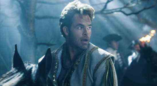 Chris Pine dit que les réalisateurs de Donjons et Dragons se sont assurés que le film n'était pas "trop ​​cool pour l'école"