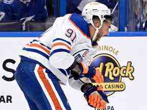 L'ailier gauche des Oilers d'Edmonton Evander Kane (91) se dirige vers le banc après avoir été coupé au cours de la deuxième période d'un match de hockey de la LNH contre le Lightning de Tampa Bay, le mardi 8 novembre 2022, à Tampa, en Floride.