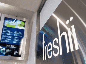 Une enseigne de restaurant Freshii