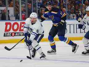 Michael Bunting des Maple Leafs de Toronto déplace la rondelle contre Alexey Toropchenko des Blues de St. Louis en deuxième période au Enterprise Center le 27 décembre 2022 à St Louis, Missouri.