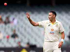 L'Australien Scott Boland attrape le ballon lors de la quatrième journée du deuxième match test de cricket entre l'Australie et les Antilles à l'Adelaide Oval à Adélaïde le 11 décembre 2022.