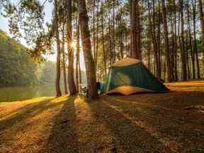 Une femme a surpris son mari en train de planifier d'emmener une femme célibataire camper pendant un week-end.