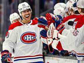 Le défenseur des Canadiens Johnathan Kovacevic célèbre avec ses coéquipiers après avoir marqué son premier but dans la LNH en première période de la victoire de 4-2 contre le Kraken mardi soir au Climate Pledge Arena de Seattle.