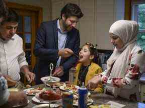 Tareq Hadhad, au centre, savoure le dessert Nightingale's Nest ('Ish El Bulbul) avec son père et ses frères et sœurs, de gauche à droite, Ahmad Hadhad, Sana Alkadri et Taghrid Hadhad chez eux à Antigonish, en Nouvelle-Écosse, en août 2020.