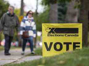 Les gens arrivent à l'église presbytérienne Clarkson à Mississauga pour voter aux élections fédérales de 2019, le lundi 21 octobre 2019.