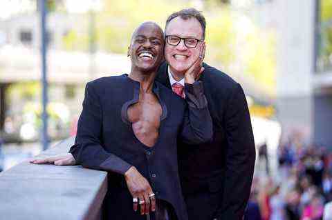 docteur qui star ncuti gatwa et showrunner russell t davies s'embrassent et sourient aux baftas