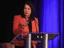 La première ministre de l'Alberta, Danielle Smith, prend la parole lors du déjeuner sur les prévisions de forage 2023 de l'Association canadienne des entrepreneurs en énergie au Westin Calgary le mercredi 23 novembre 2022.