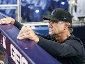 Don Mattingly regarde depuis la pirogue des Marlins de Miami avant le début d'un match contre les Nationals de Washington au parc LoanDepot le 25 septembre 2022 à Miami, en Floride.