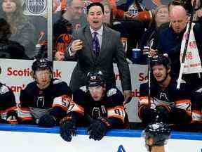 L'entraîneur-chef des Oilers d'Edmonton Jay Woodcroft lors d'un match de troisième période dans la LNH contre les Blues de St. Louis à Rogers Place à Edmonton le 15 décembre 2022.