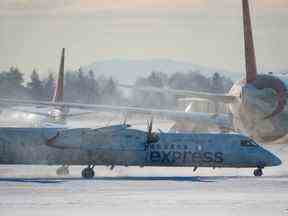 Un avion d'Air Canada taxi à l'aéroport international de Vancouver à Richmond, en Colombie-Britannique, le mercredi 21 décembre 2022.