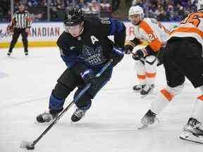 L'attaquant des Maple Leafs de Toronto Mitchell Marner porte la rondelle contre les Flyers de Philadelphie au cours de la deuxième période au Scotiabank Arena.