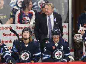 L'entraîneur-chef des Jets de Winnipeg, Rick Bowness, a l'air intense derrière le banc contre l'Avalanche du Colorado le 29 novembre 2022.