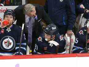 L'entraîneur-chef des Jets de Winnipeg, Rick Bowness, travaille sur le banc derrière Blake Wheeler, Cole Perfetti et Mark Scheifele (de gauche à droite) contre l'Avalanche du Colorado à Winnipeg le mardi 29 novembre 2022.