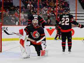 Le gardien de but des Sénateurs d'Ottawa Cam Talbot et les défenseurs Nick Holden et Nikita Zaitsev réagissent après que les Kings de Los Angeles ont marqué leur cinquième but du match lors de la deuxième période de la LNH au Centre Canadian Tire le mardi 6 décembre 2022.