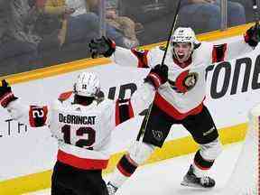 L'ailier des Sénateurs d'Ottawa Drake Batherson (19 ans) célèbre avec Alex DeBrincat après que DeBrincat ait marqué un but contre les Predators de Nashville samedi.