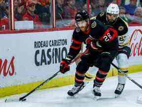 L'ailier droit des Sénateurs d'Ottawa Claude Giroux (28 ans) éloigne la rondelle du défenseur des Bruins de Boston Jakub Zboril (67 ans) lors de la première période de la LNH au Centre Canadian Tire le 18 octobre 2022. Les Sénateurs affronteront les Bruins le 27 décembre à 19 h à le Centre Canadian Tire.