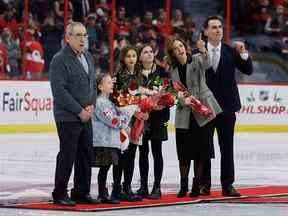 L'ancien grand sénateur d'Ottawa Wade Redden (à l'extrême droite) assiste à son intronisation à la Ring of Honor depuis le centre de la patinoire avec sa femme, Danica (deuxième à partir de la droite), leurs trois filles, Lenny, Harper et Ryann, et son père, Gord Redden, au Centre Canadian Tire lundi soir.