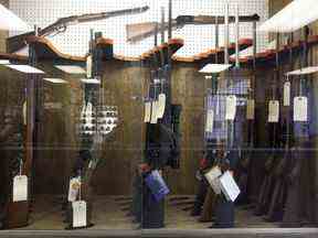 Des fusils de chasse sont exposés dans une vitrine dans un magasin d'armes et de carabines du centre-ville de Vancouver, en Colombie-Britannique, le mercredi 15 septembre 2010.