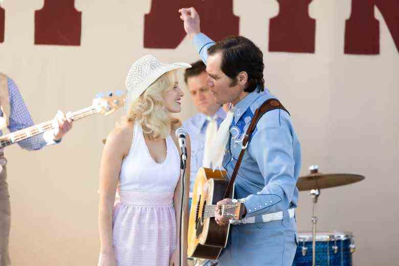 (LR) : Jessica Chastain dans le rôle de Tammy Wynette et Michael Shannon dans le rôle de George Jones dans GEORGE & TAMMY, 