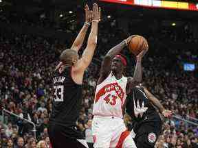 L'attaquant des Raptors de Toronto Pascal Siakam tente de tirer contre l'attaquant des LA Clippers Nicolas Batum au cours de la première mi-temps à la Scotiabank Arena.