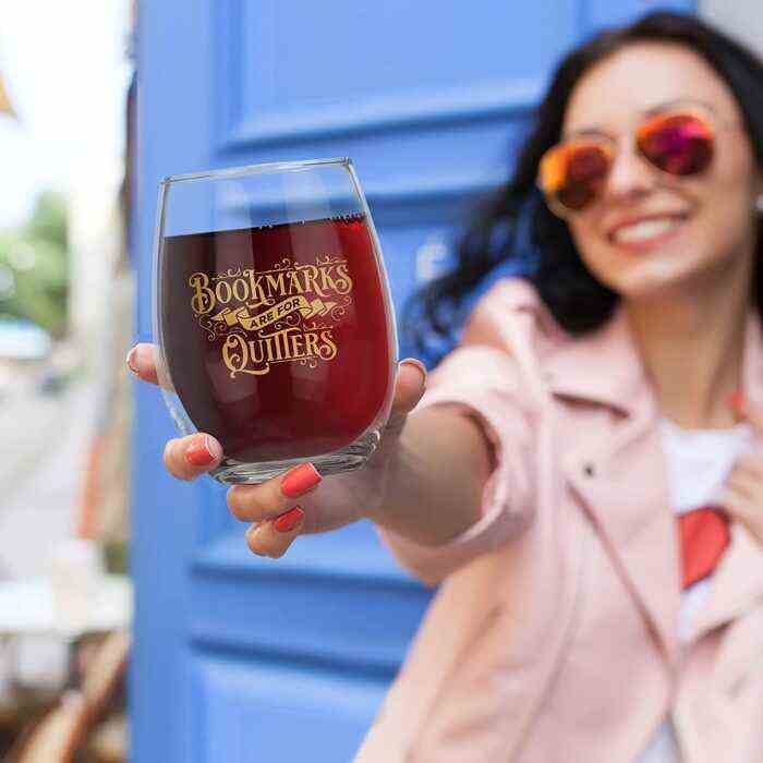 Femme tenant un verre de vin