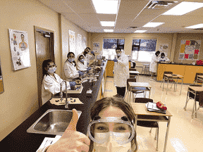 Élèves dans un cours de sciences.