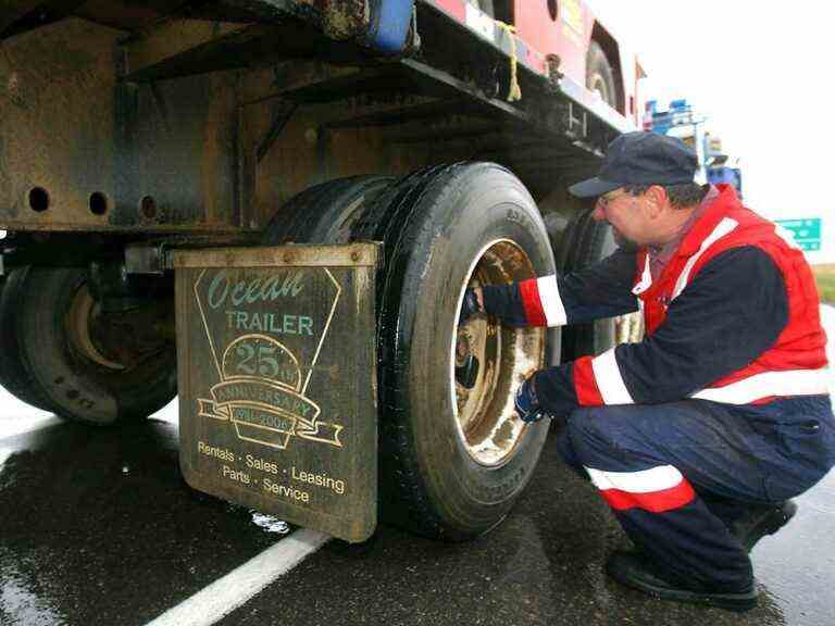 « Horrible » : 80 % des camions inspectés à Calgary enregistrent des défauts majeurs