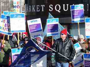 Des manifestants du SCFP et d'autres syndicats locaux sont descendus dans la rue le 4 novembre pour protester contre le projet de loi 28 de Doug Ford.