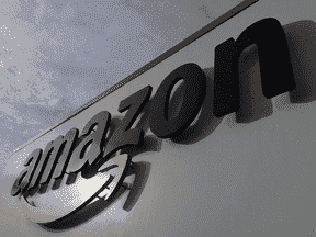 Logo Amazon sur un centre de distribution.