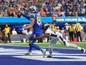 L'ailier serré des Rams de Los Angeles Tyler Higbee (89) marque sur une réception de touché de 7 verges contre le demi de coin des Denver Broncos Damarri Mathis (27) en première mi-temps au SoFi Stadium le 25 décembre 2022.